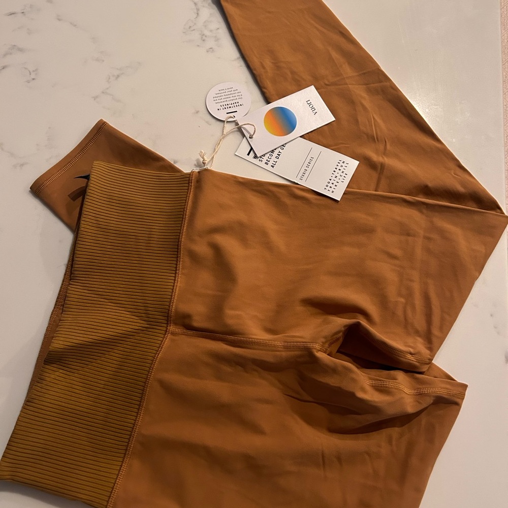 Brand new with tags Vuori rib studio legging in dark golden. Smoke free home.